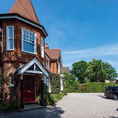 The Lawn Guest House Gatwick Хорли Экстерьер фото