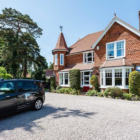 The Lawn Guest House Gatwick Хорли Экстерьер фото