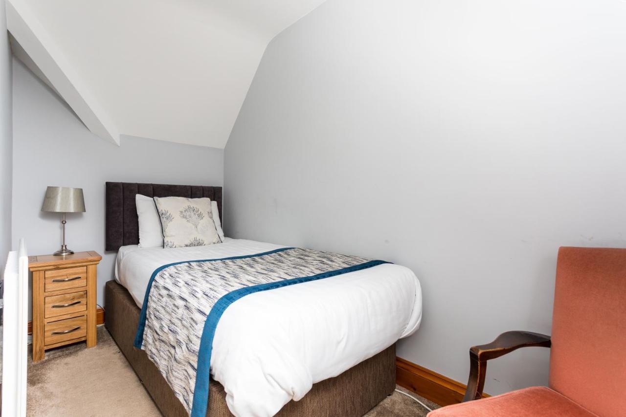 The Lawn Guest House Gatwick Хорли Экстерьер фото
