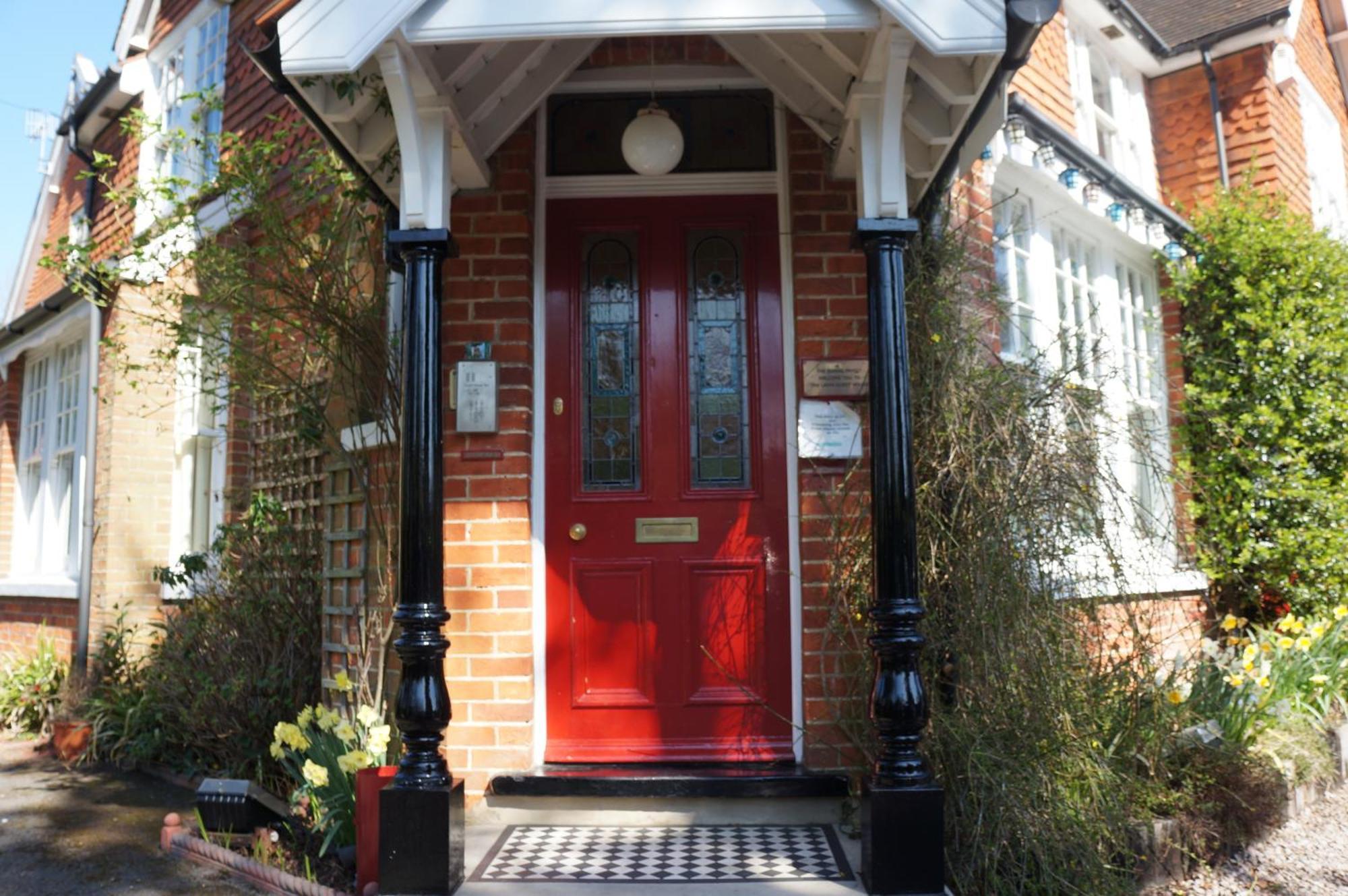 The Lawn Guest House Gatwick Хорли Экстерьер фото