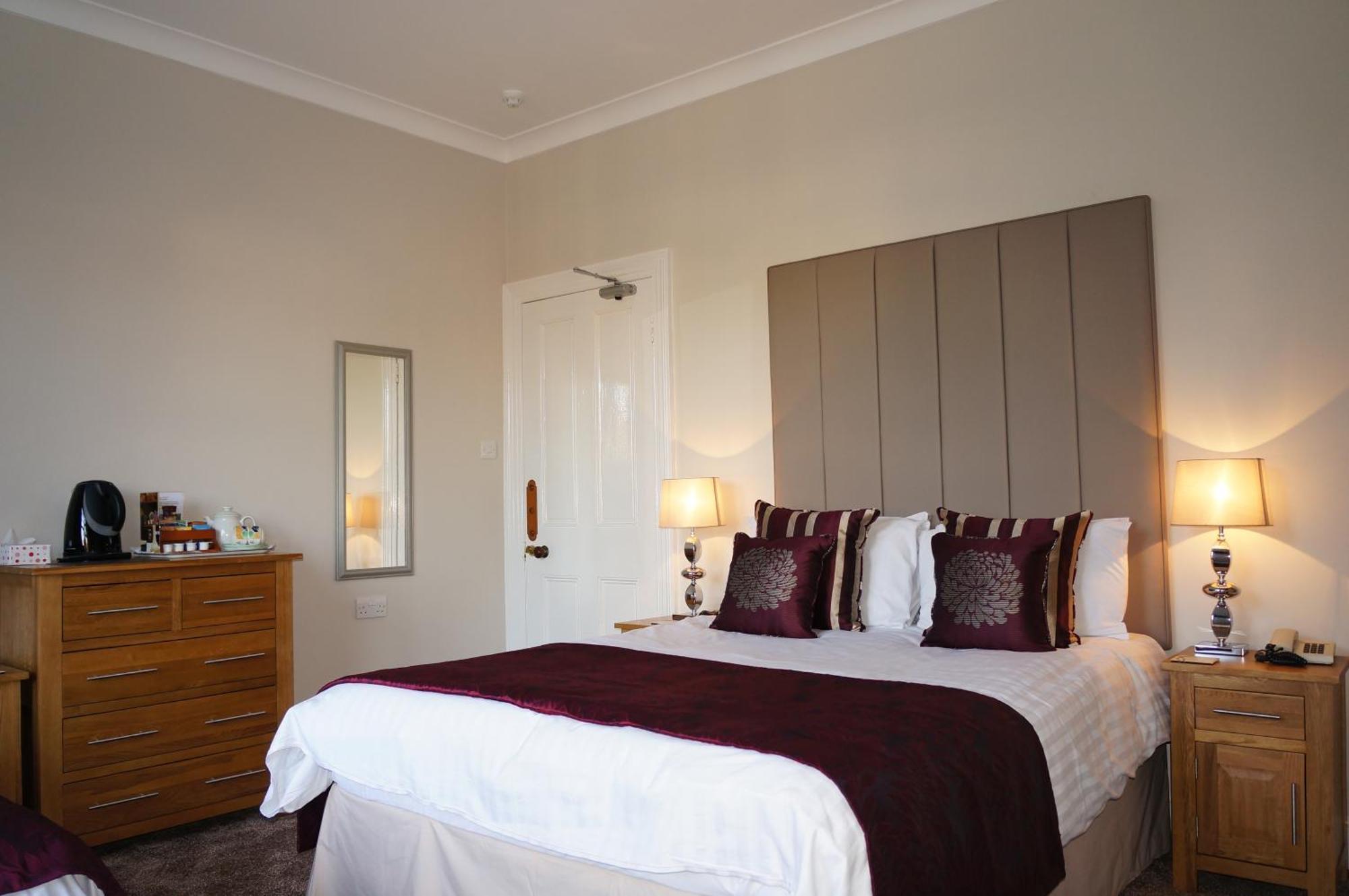 The Lawn Guest House Gatwick Хорли Экстерьер фото