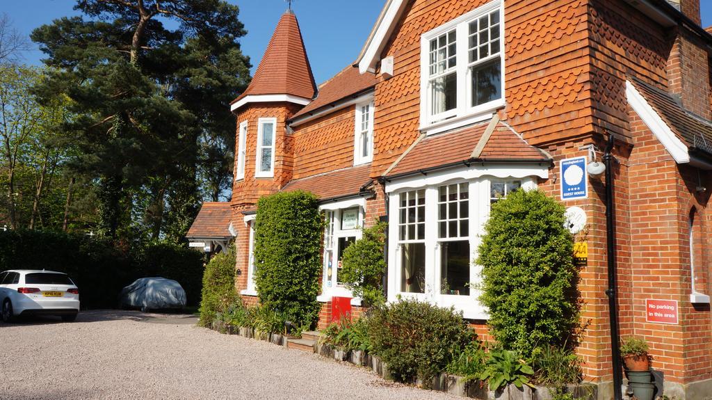The Lawn Guest House Gatwick Хорли Экстерьер фото