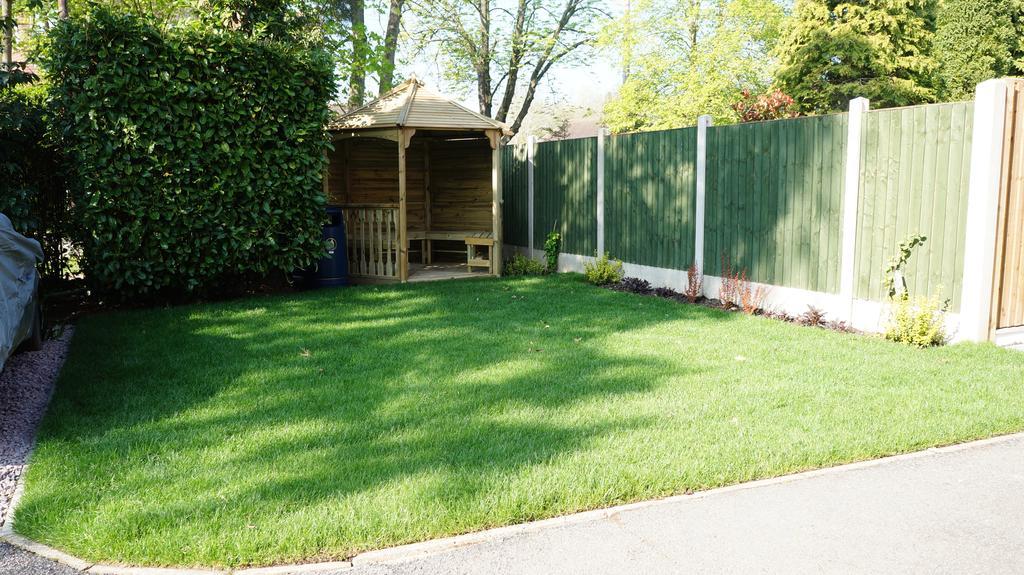 The Lawn Guest House Gatwick Хорли Экстерьер фото