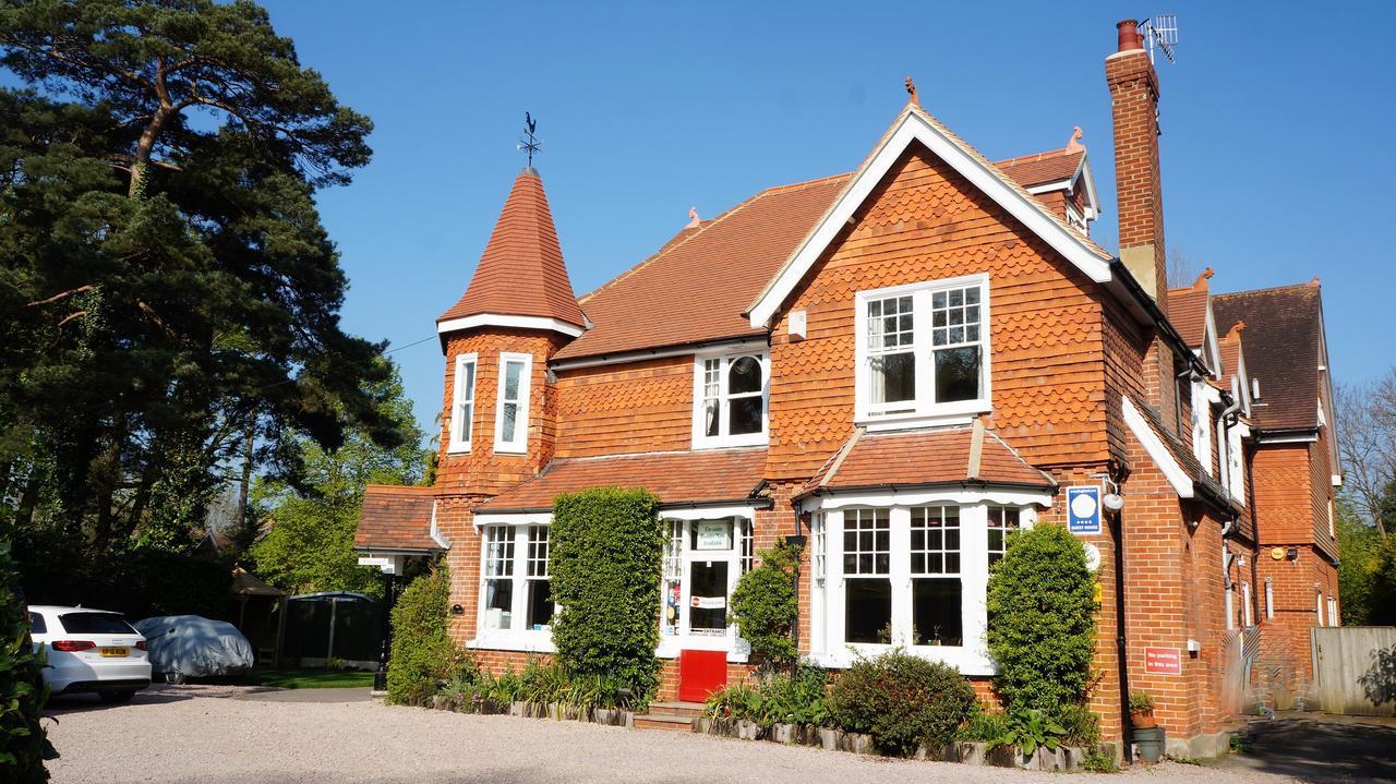 The Lawn Guest House Gatwick Хорли Экстерьер фото