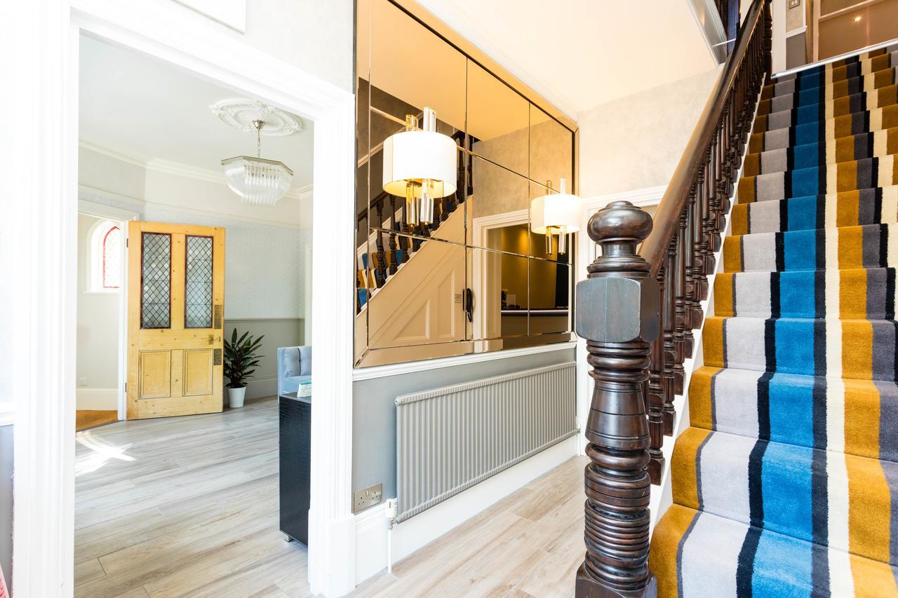 The Lawn Guest House Gatwick Хорли Экстерьер фото