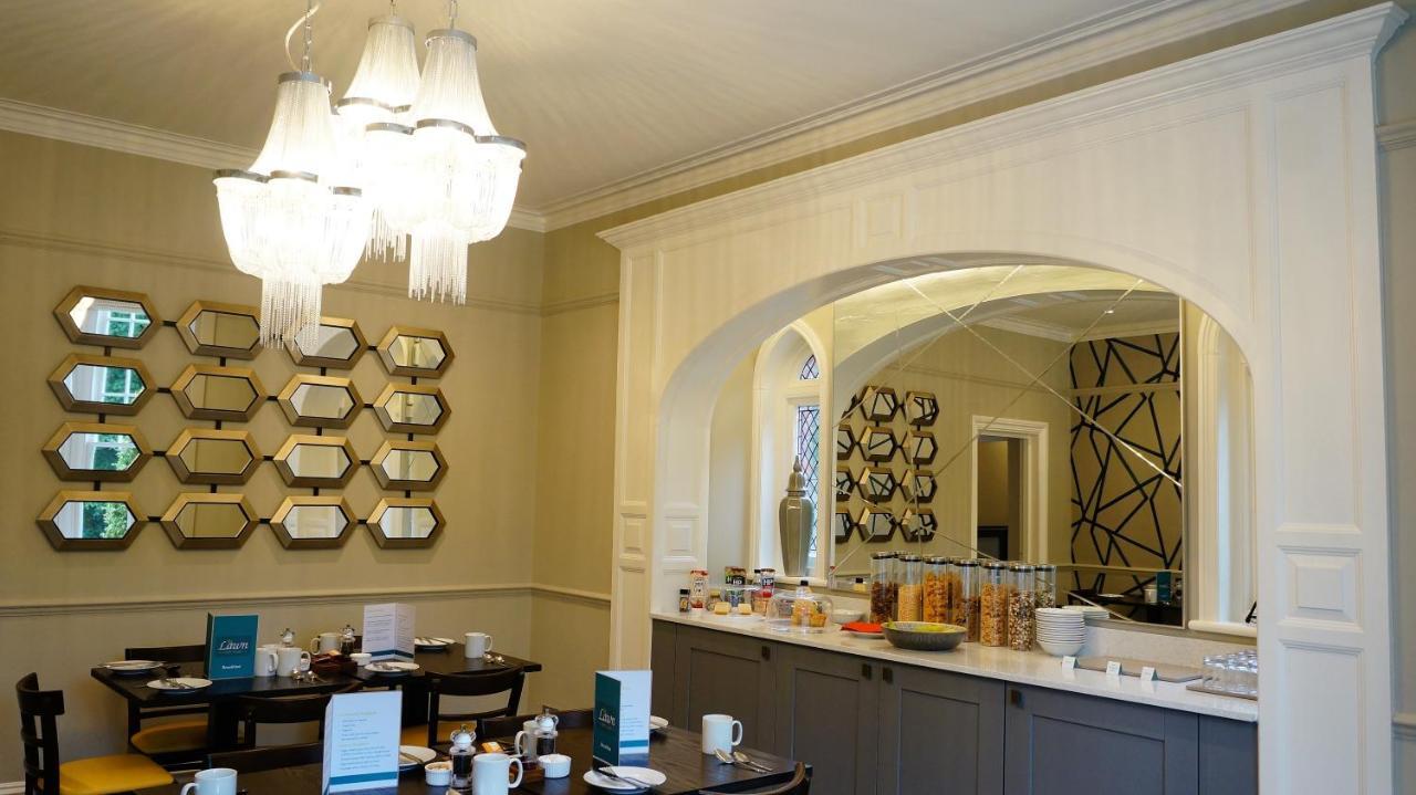 The Lawn Guest House Gatwick Хорли Экстерьер фото