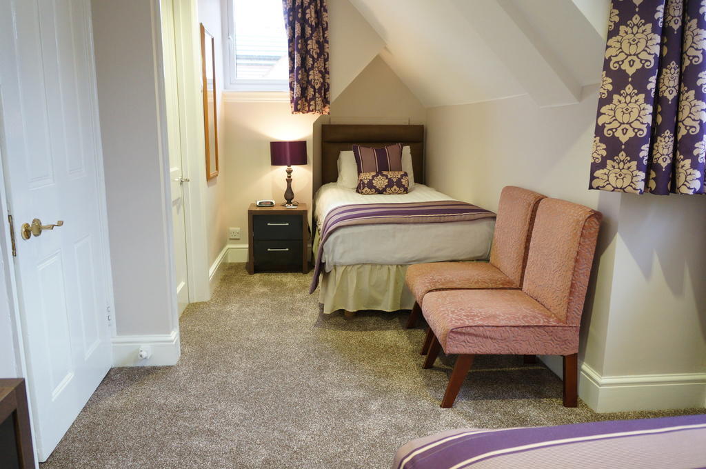 The Lawn Guest House Gatwick Хорли Экстерьер фото