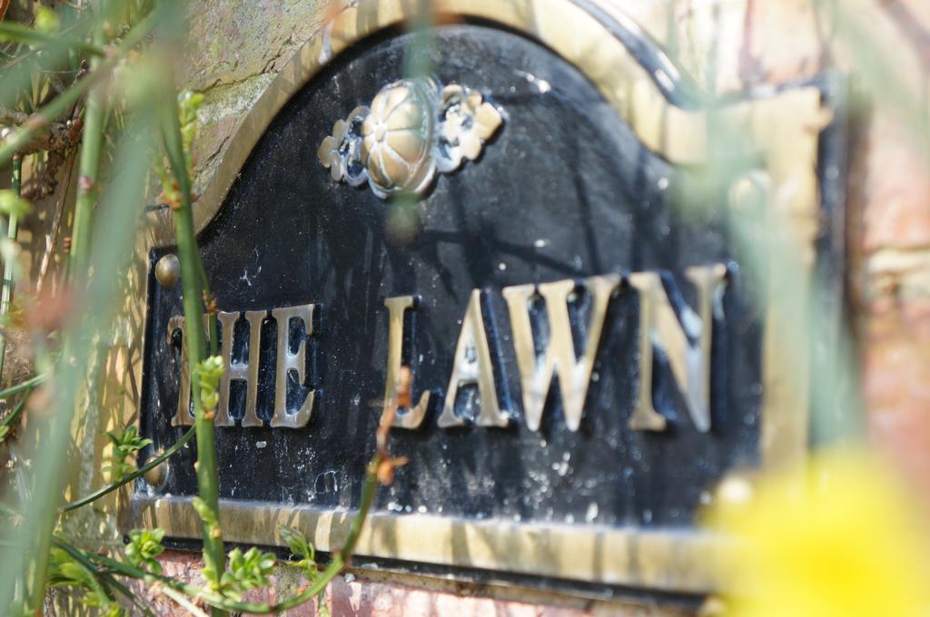 The Lawn Guest House Gatwick Хорли Экстерьер фото
