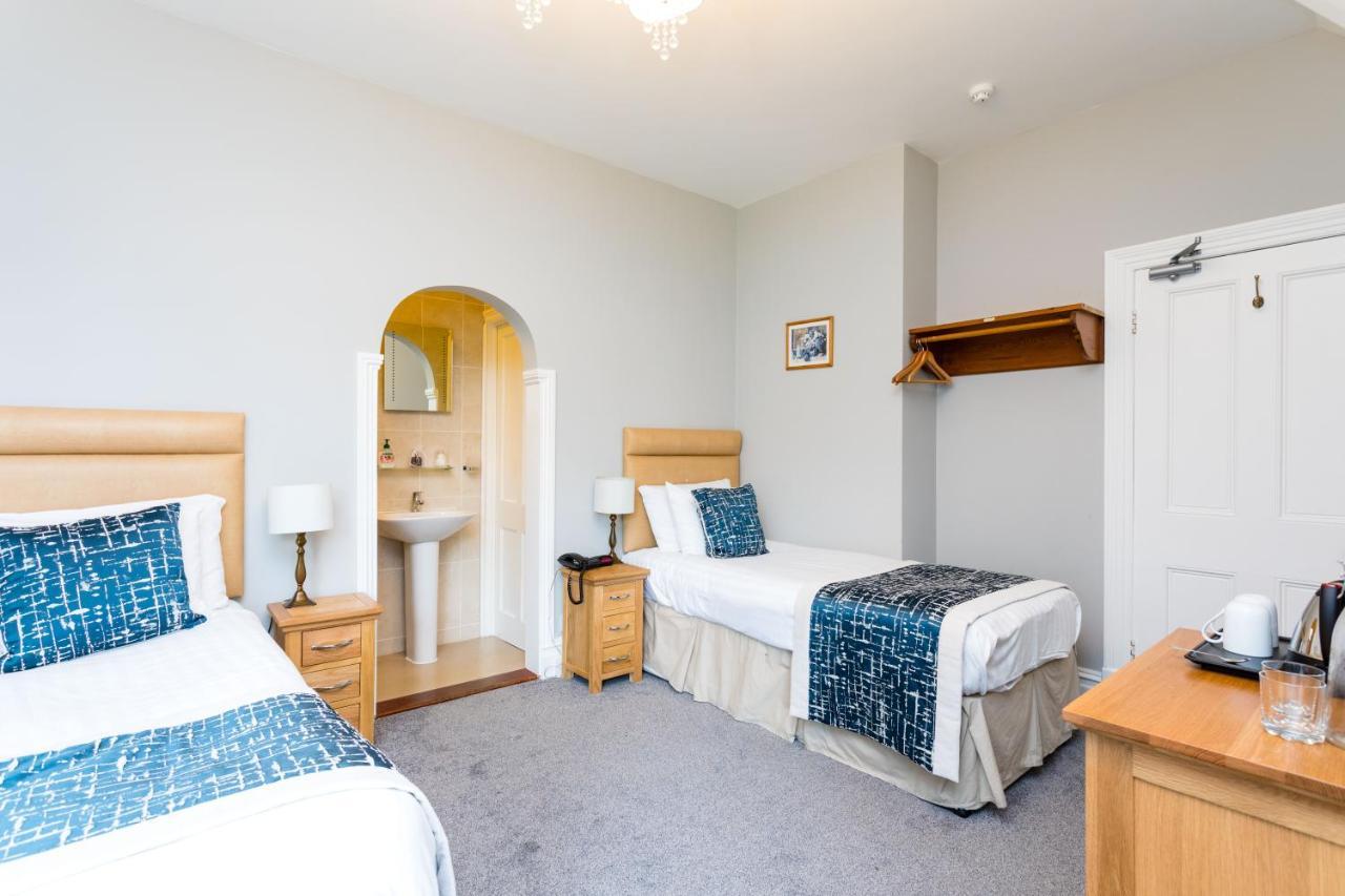 The Lawn Guest House Gatwick Хорли Экстерьер фото