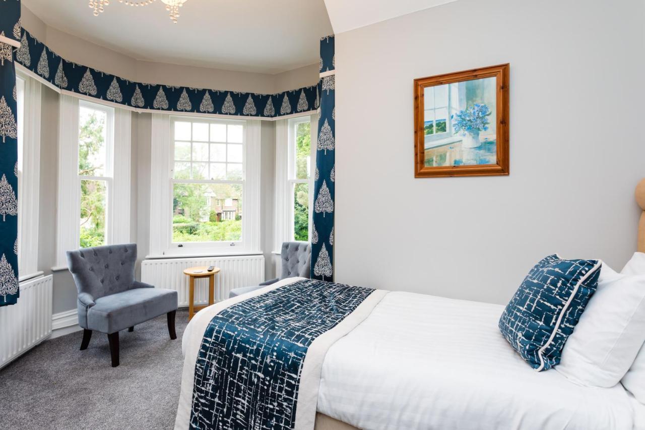 The Lawn Guest House Gatwick Хорли Экстерьер фото
