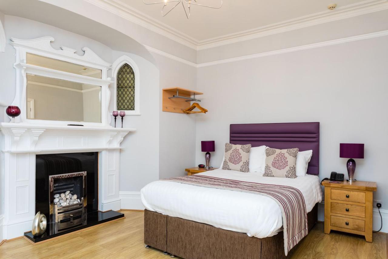 The Lawn Guest House Gatwick Хорли Экстерьер фото
