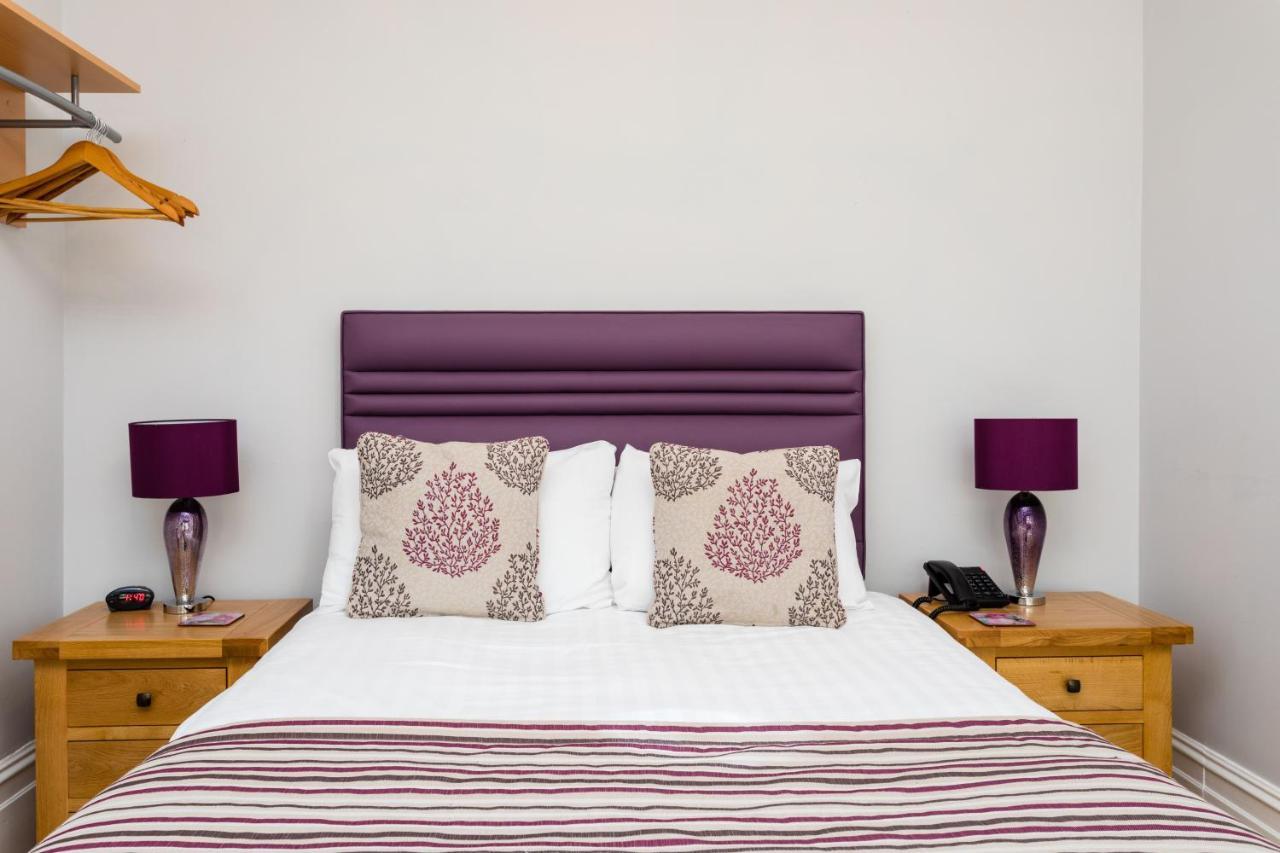 The Lawn Guest House Gatwick Хорли Экстерьер фото