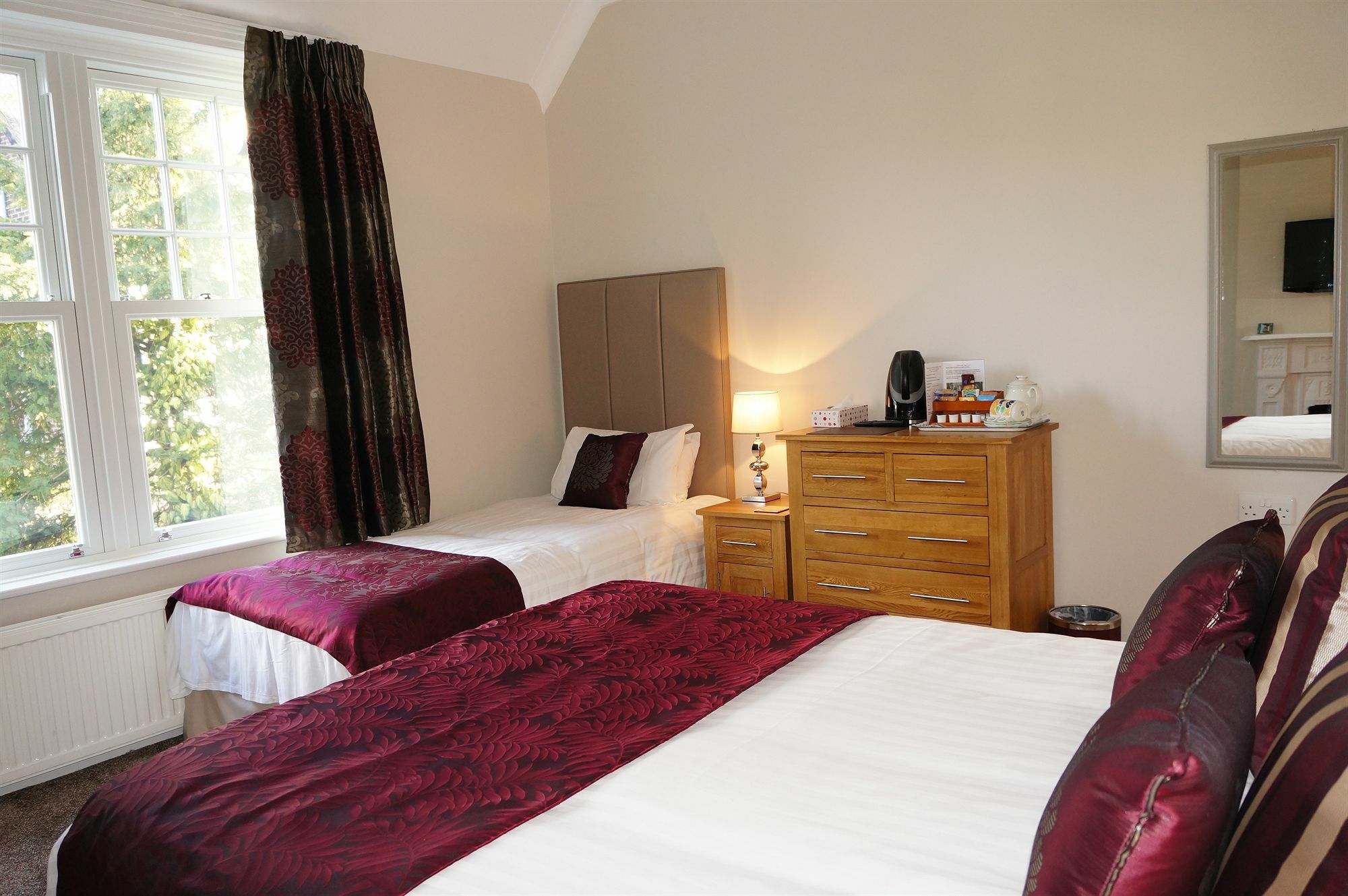 The Lawn Guest House Gatwick Хорли Экстерьер фото