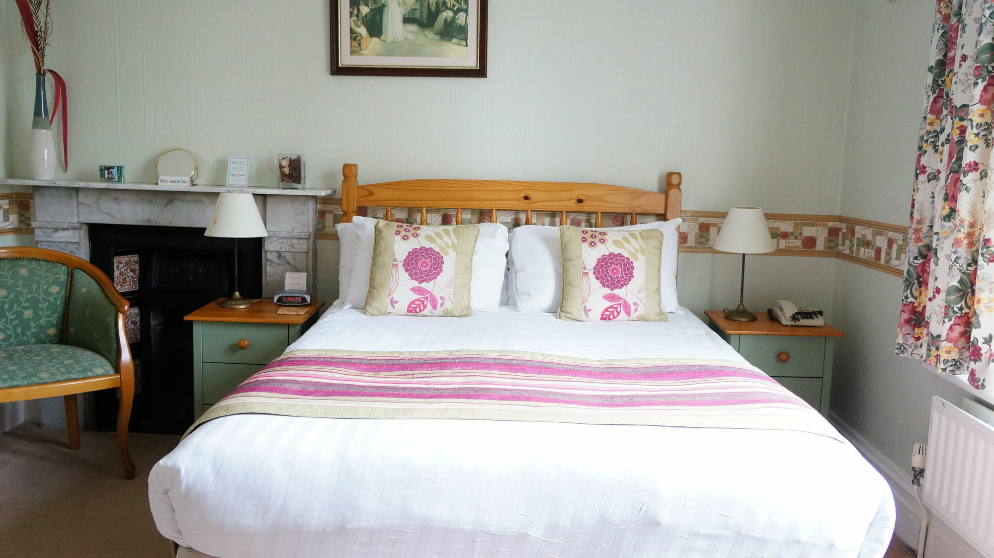 The Lawn Guest House Gatwick Хорли Экстерьер фото