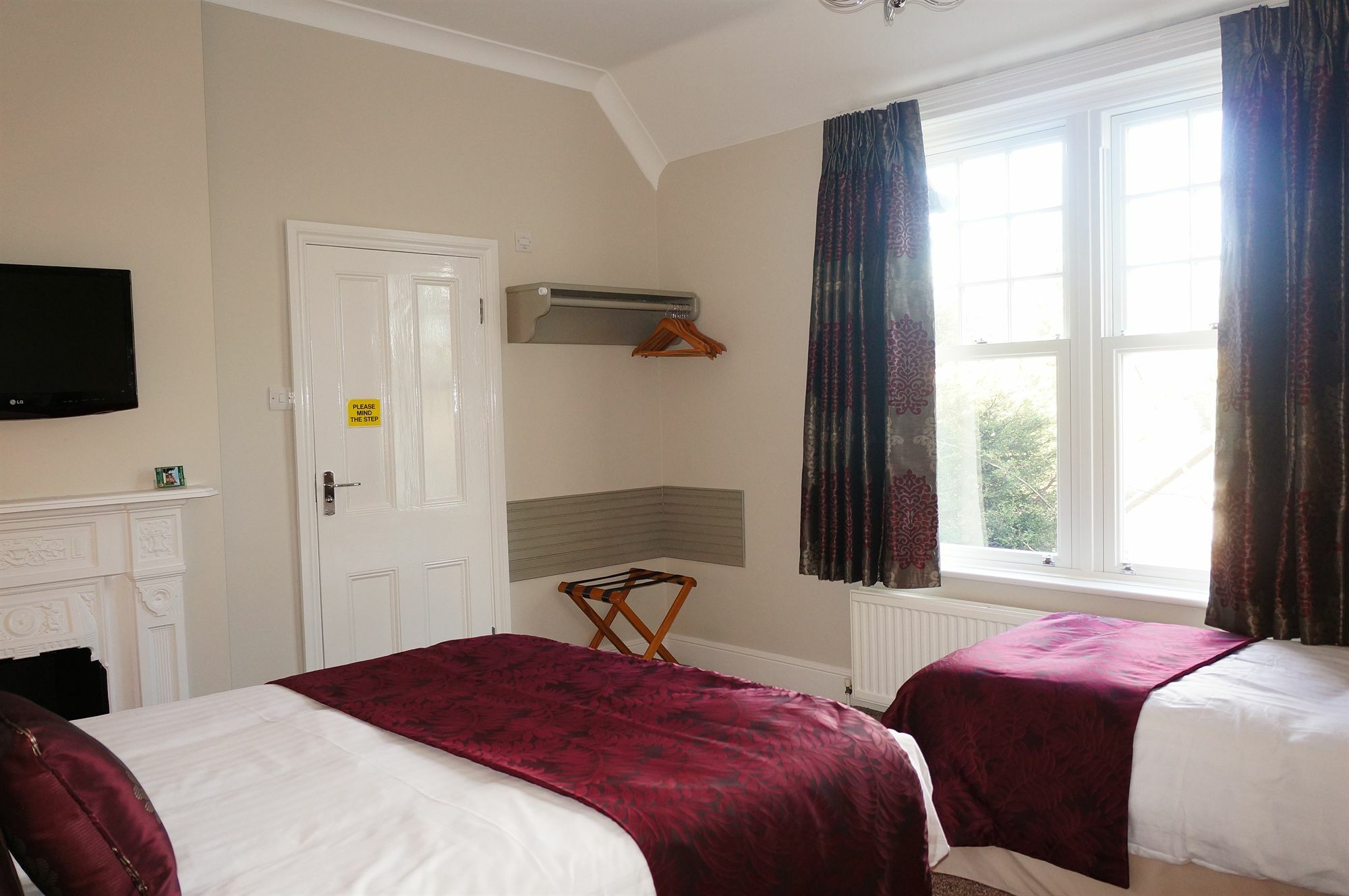 The Lawn Guest House Gatwick Хорли Экстерьер фото