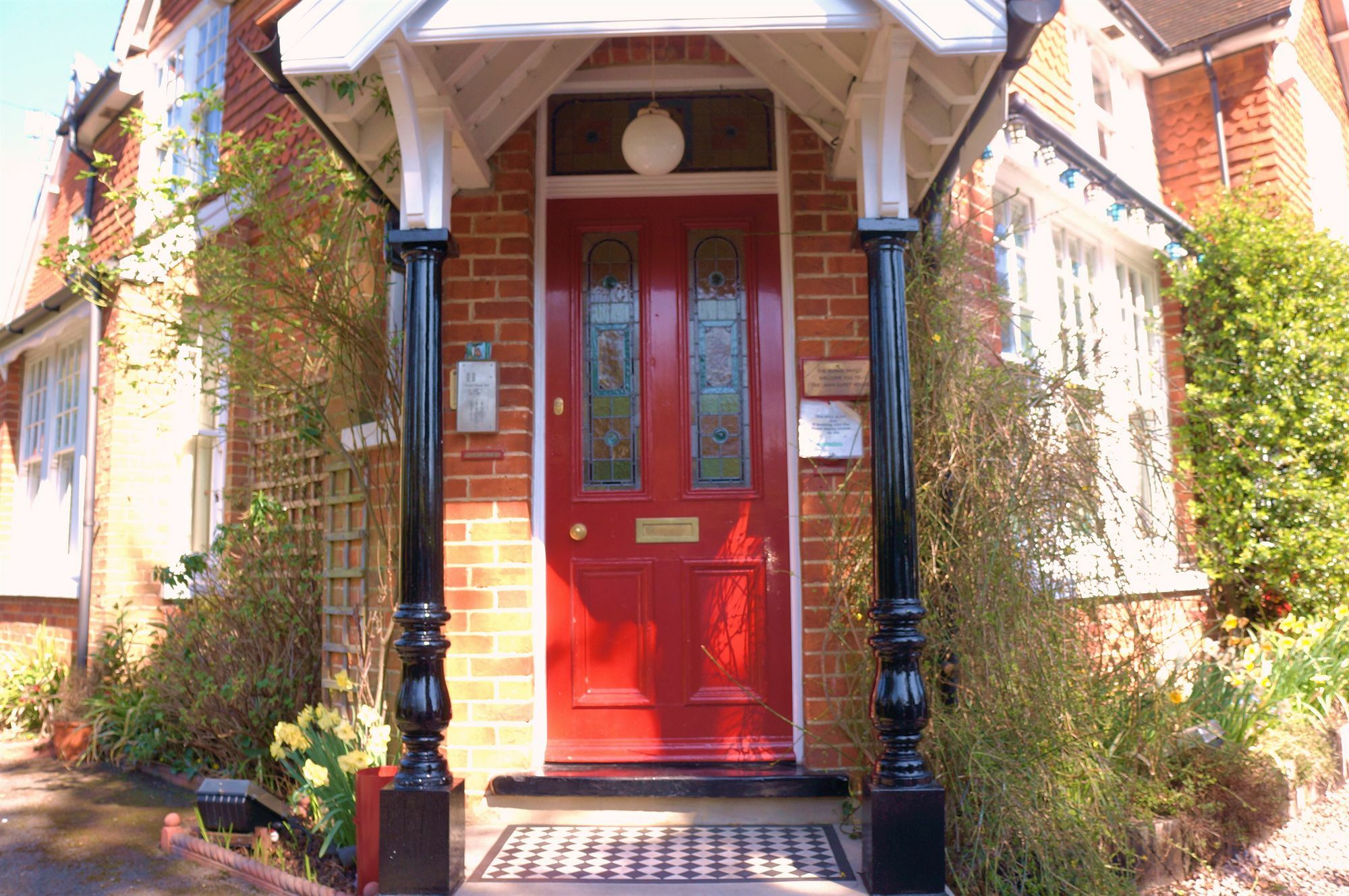 The Lawn Guest House Gatwick Хорли Экстерьер фото