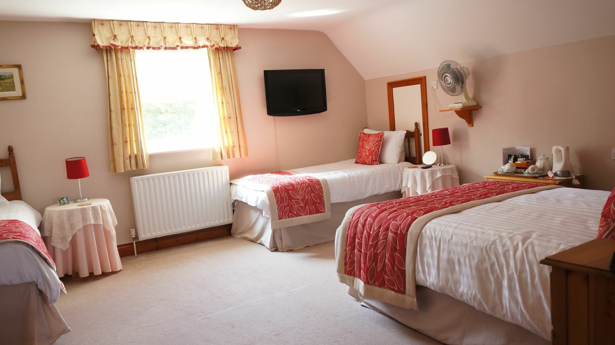 The Lawn Guest House Gatwick Хорли Экстерьер фото