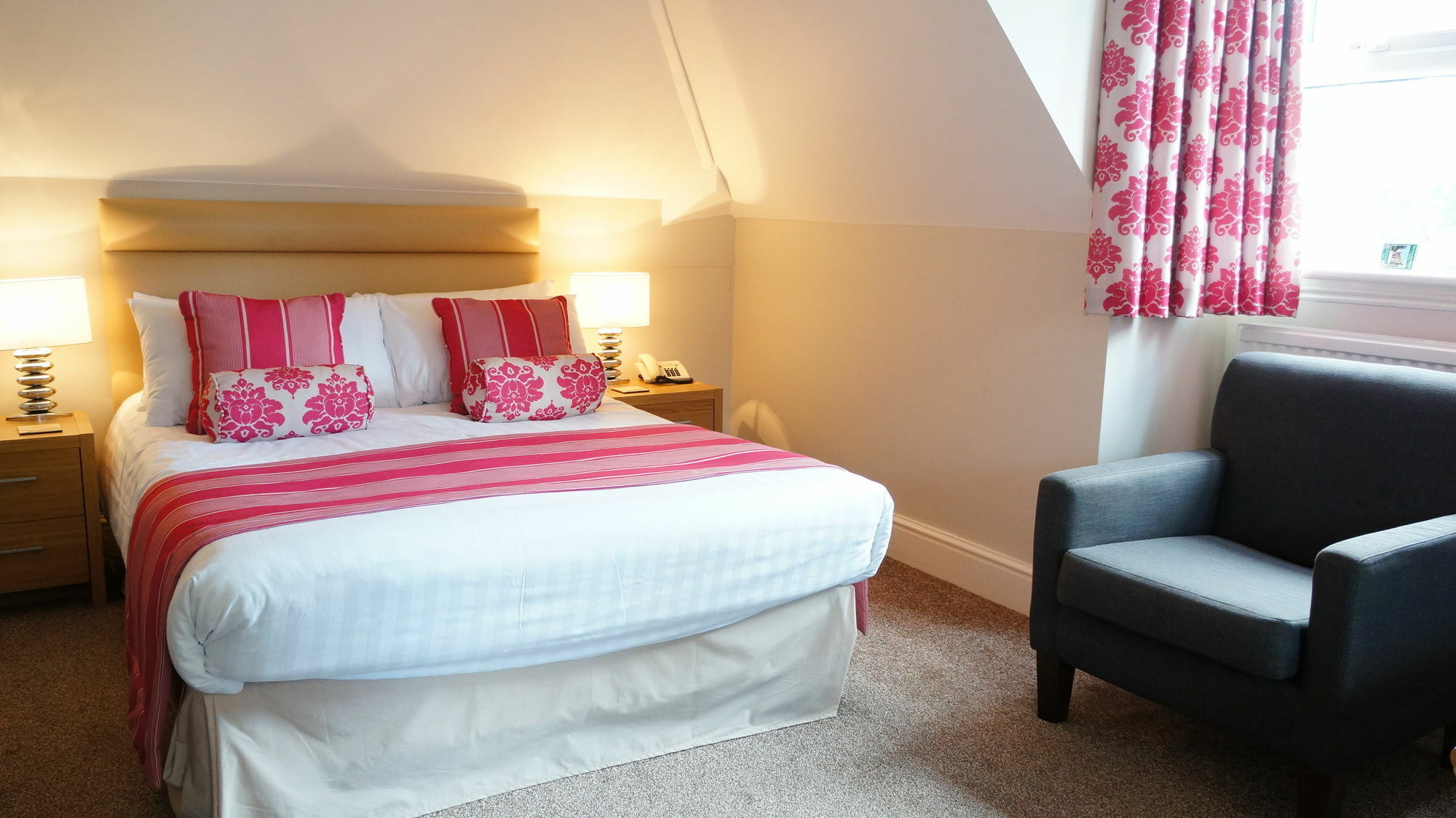 The Lawn Guest House Gatwick Хорли Экстерьер фото