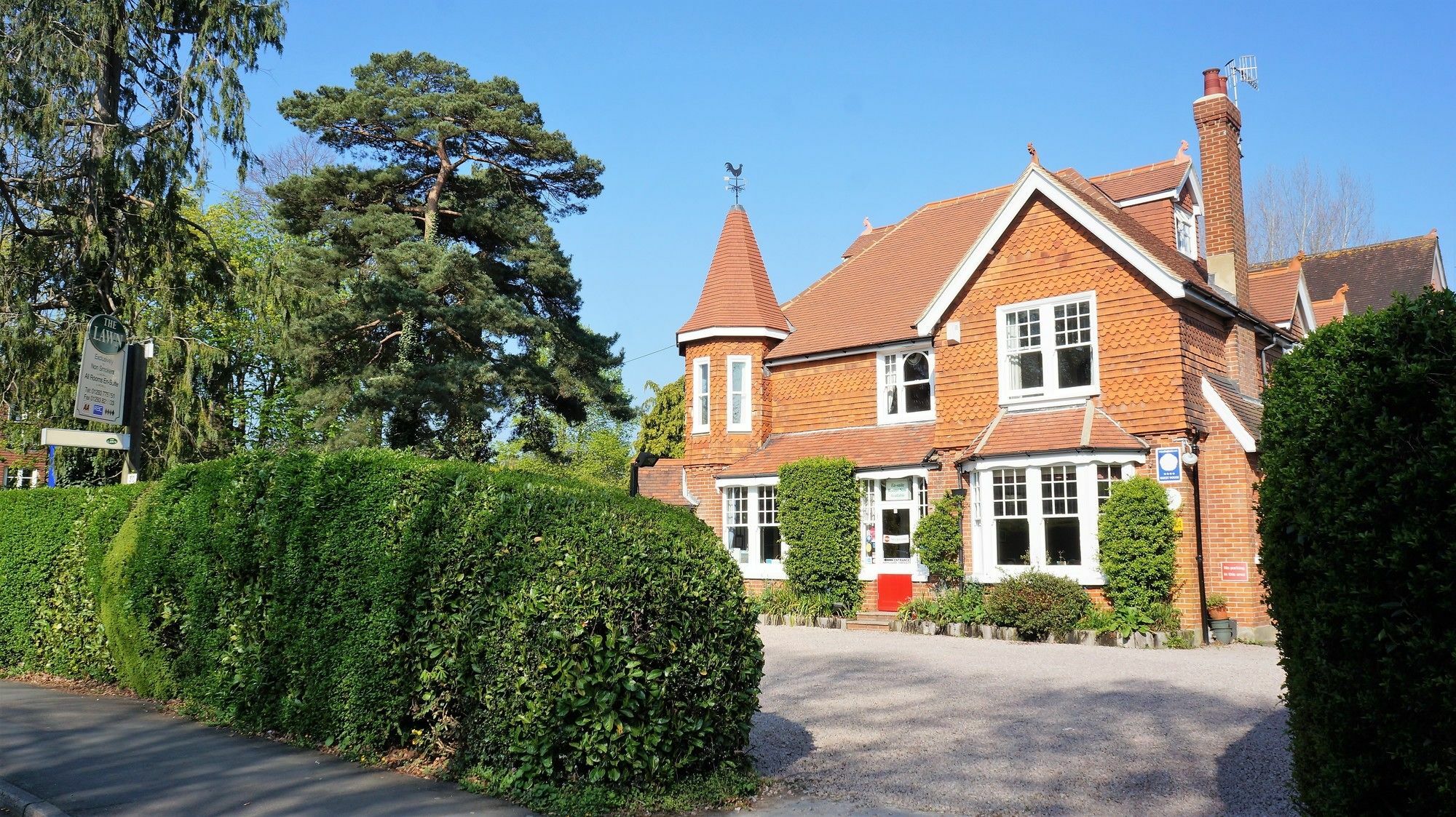 The Lawn Guest House Gatwick Хорли Экстерьер фото