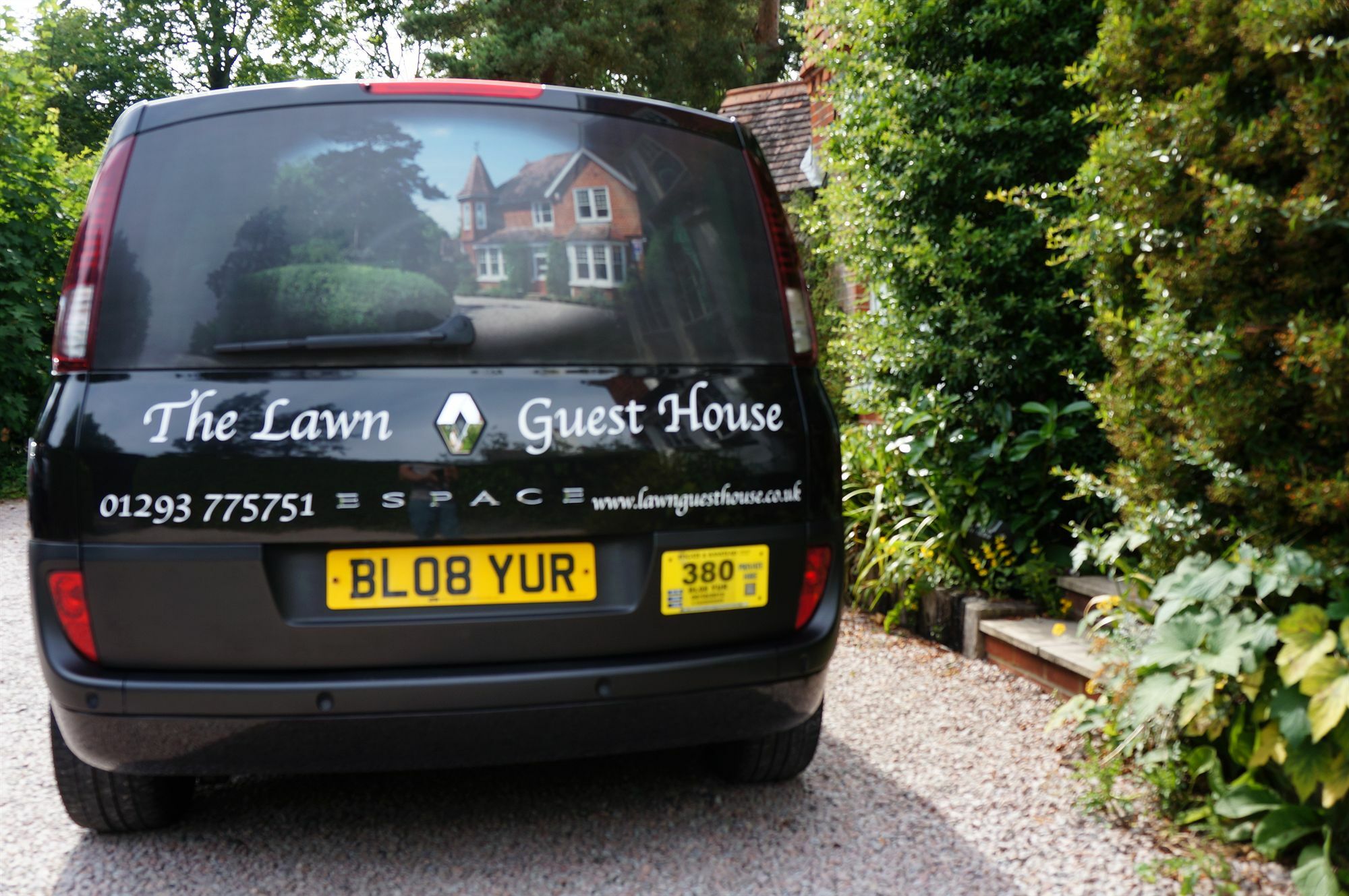 The Lawn Guest House Gatwick Хорли Экстерьер фото