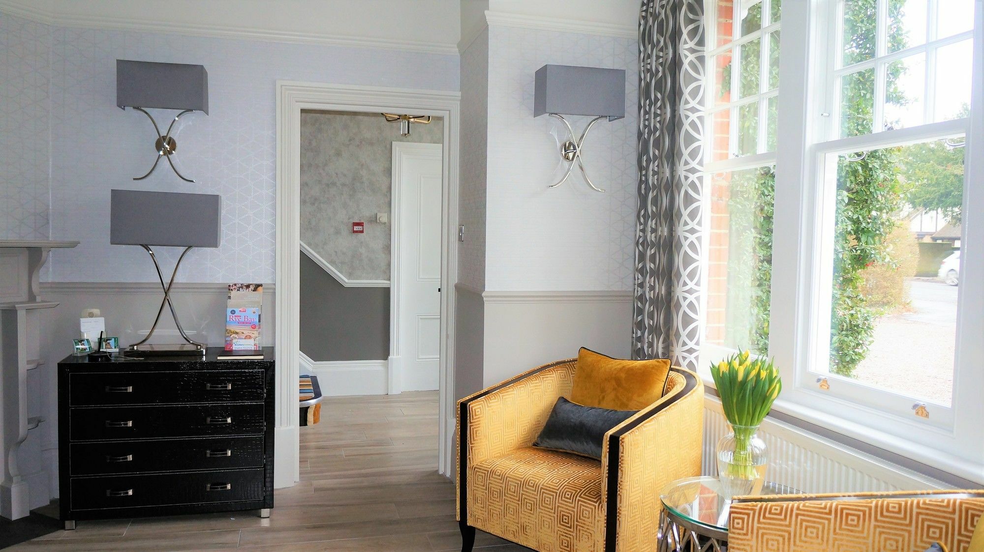 The Lawn Guest House Gatwick Хорли Экстерьер фото