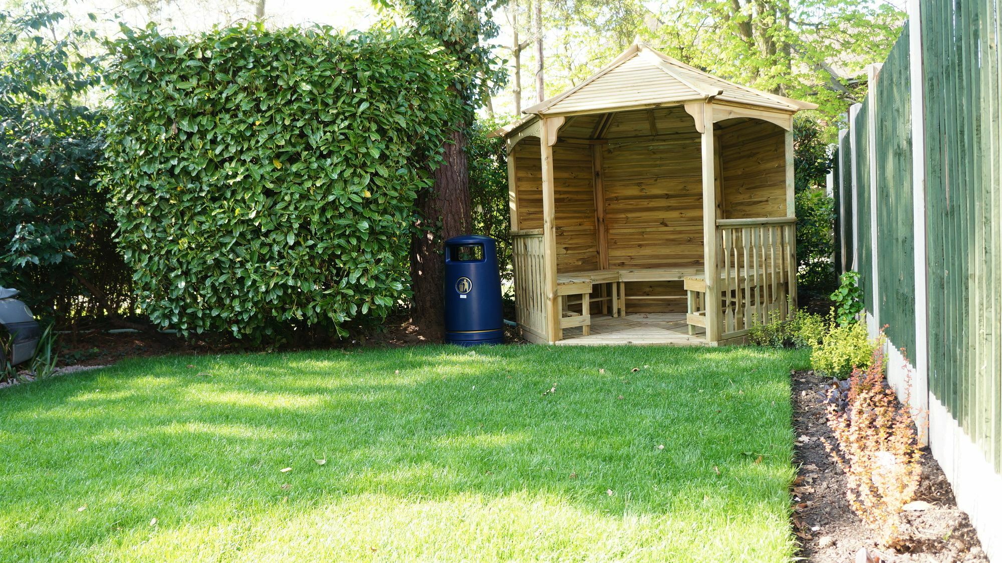 The Lawn Guest House Gatwick Хорли Экстерьер фото