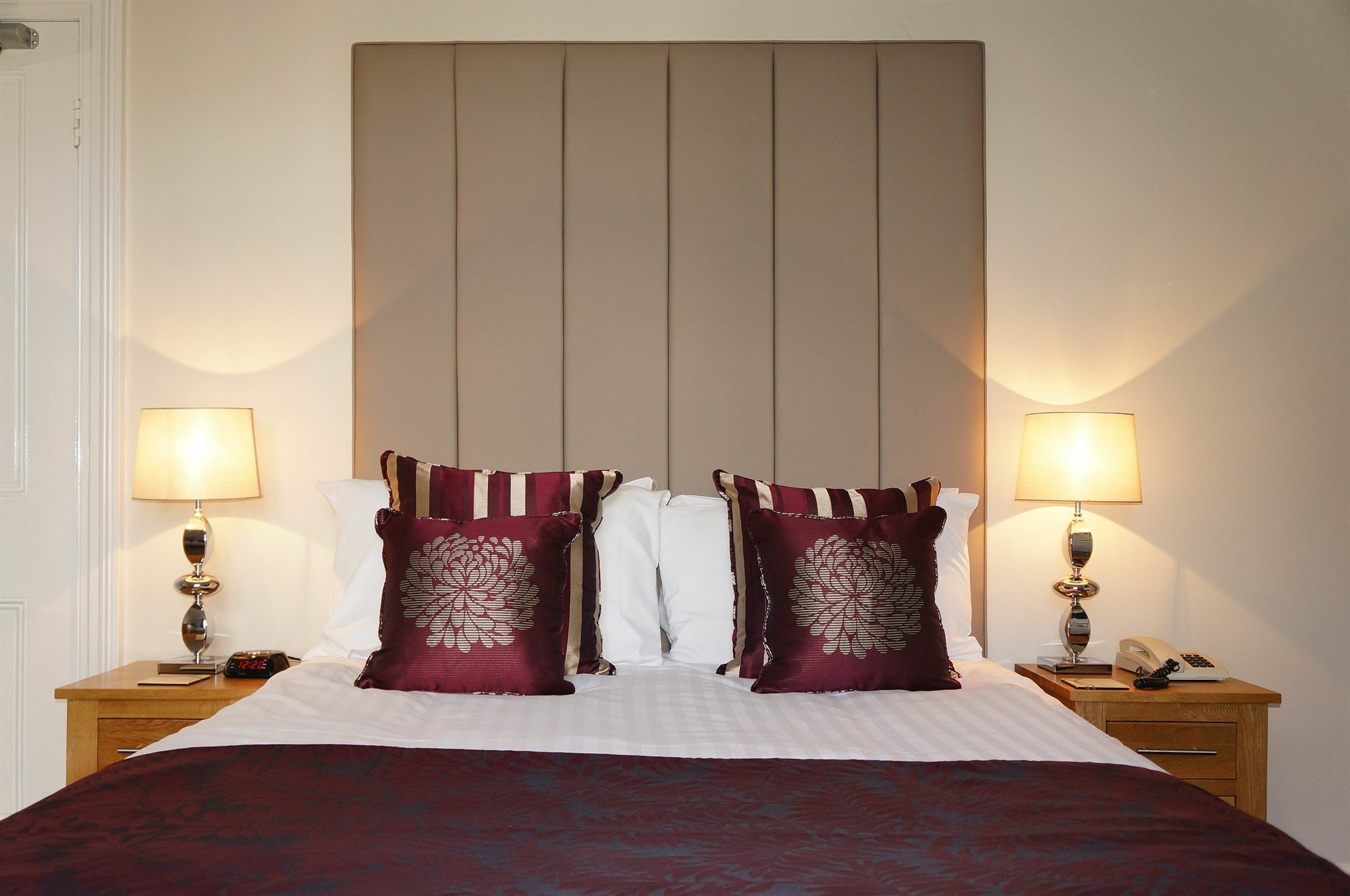 The Lawn Guest House Gatwick Хорли Экстерьер фото