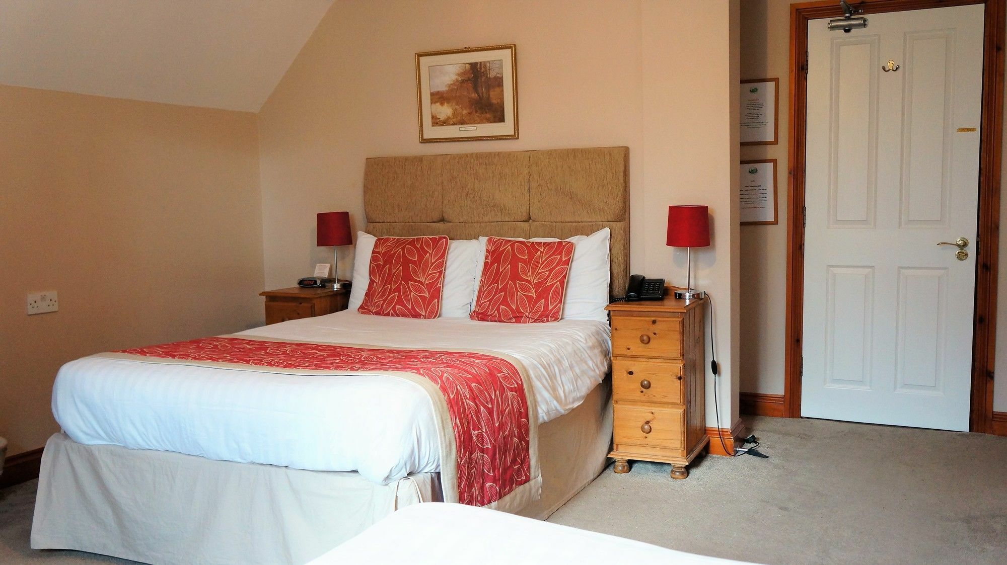 The Lawn Guest House Gatwick Хорли Экстерьер фото