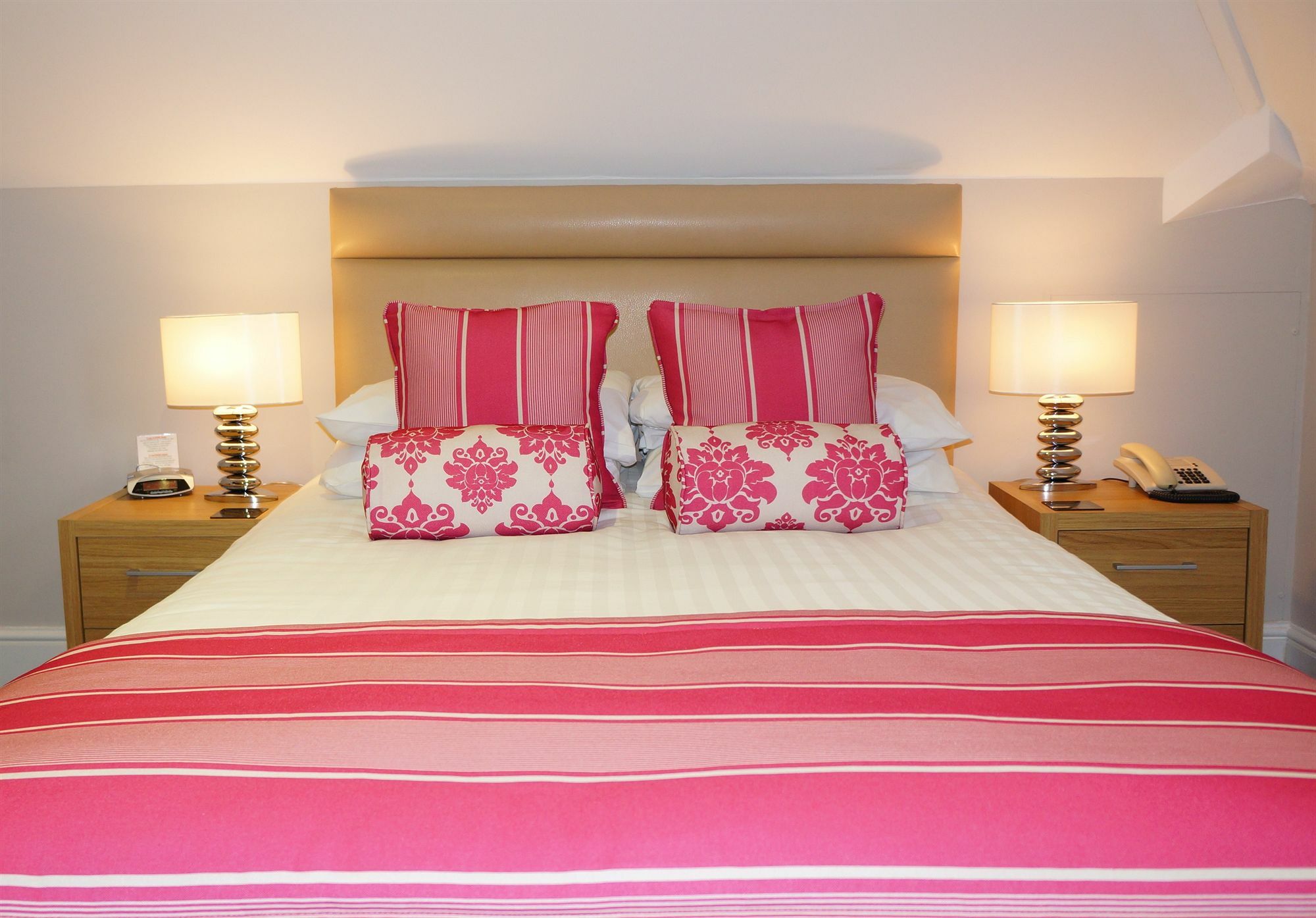 The Lawn Guest House Gatwick Хорли Экстерьер фото