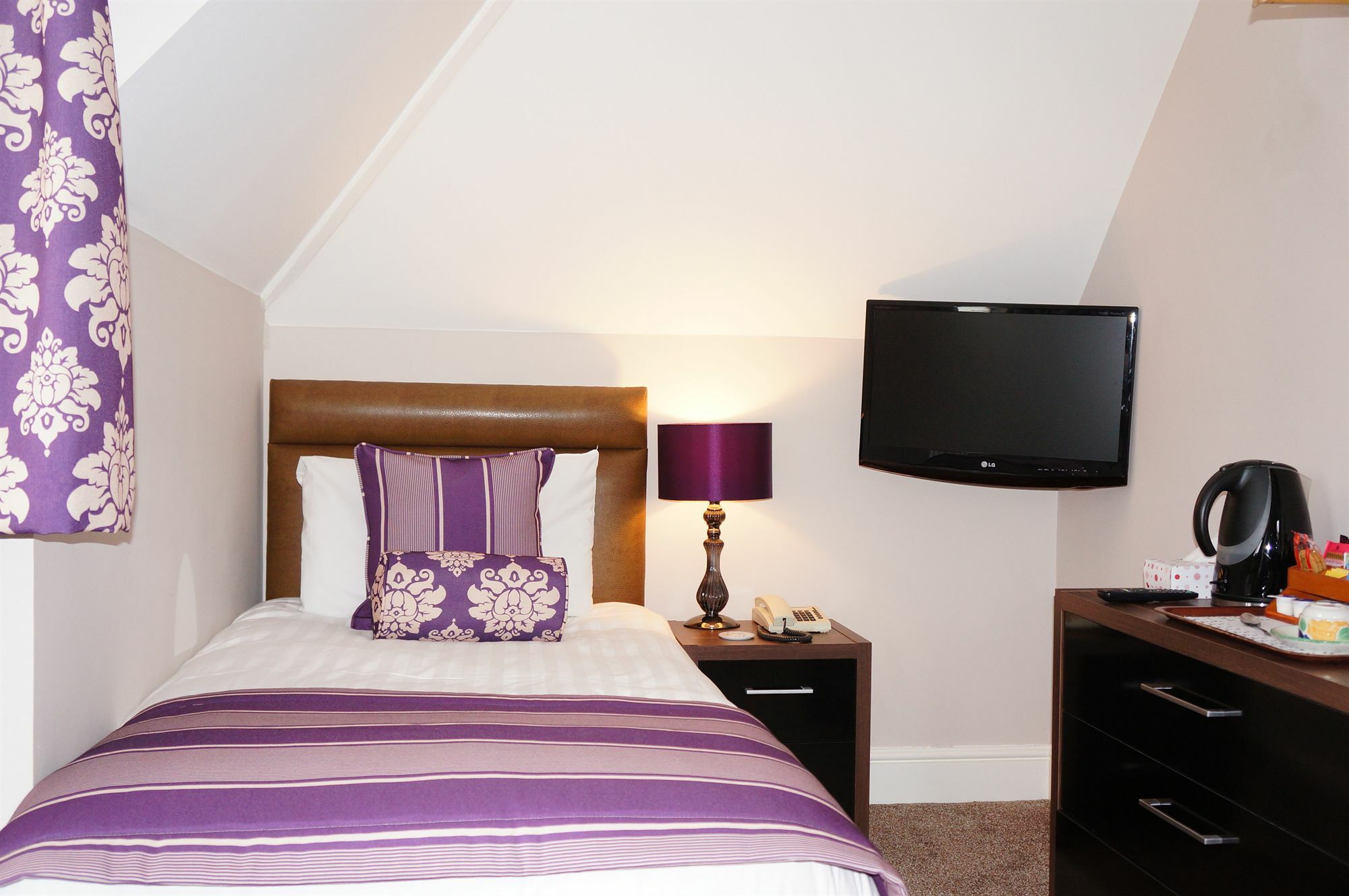 The Lawn Guest House Gatwick Хорли Экстерьер фото