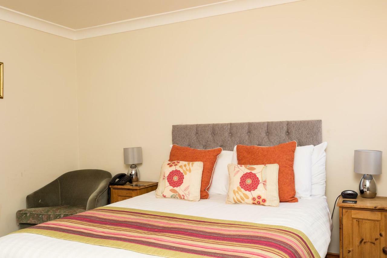 The Lawn Guest House Gatwick Хорли Экстерьер фото